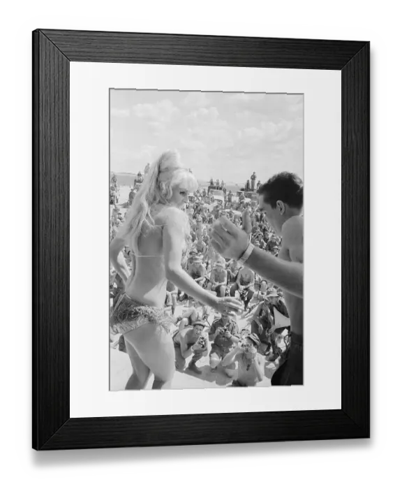 Framed Print : Pat Wordsworth Entertaining Australian Soldiers in Vietnam Framed Print : Pat Wordsworth Entertaining Australian Soldiers in Vietnam