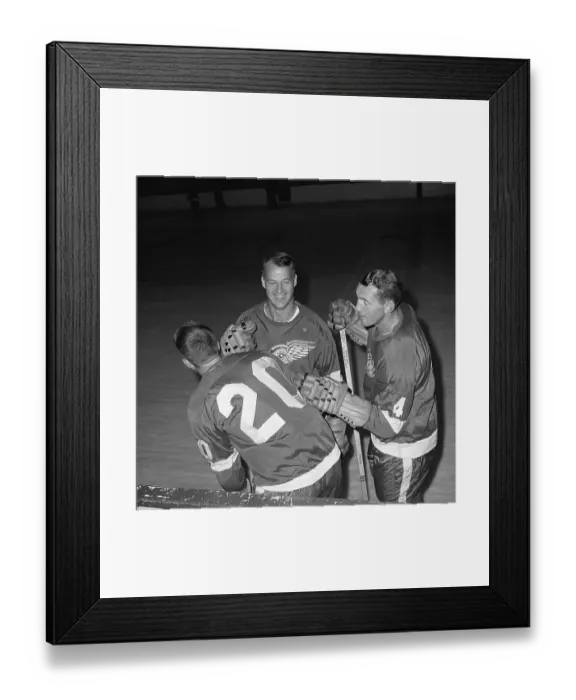 Framed Print : Gordon Howe, Teammate Look at Jersey Number Framed Print : Gordon Howe, Teammate Look at Jersey Number
