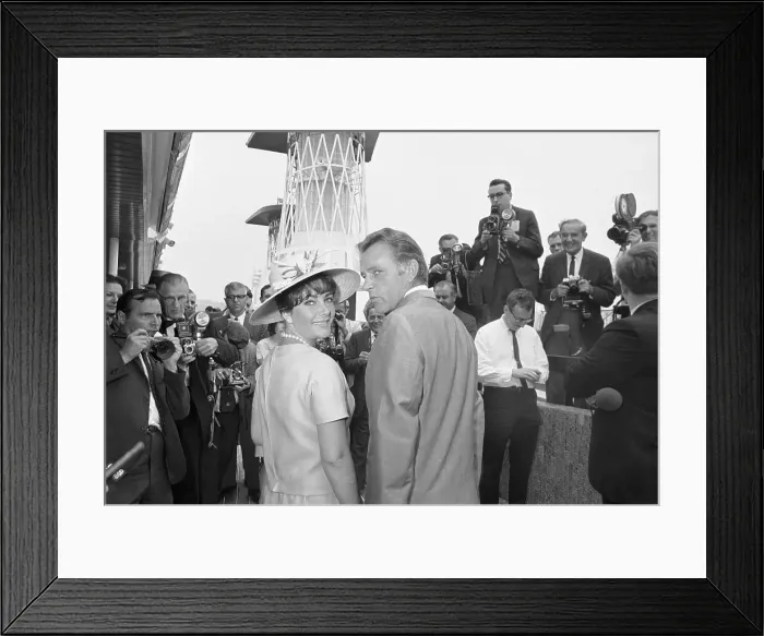 Framed Print : Liz Taylor and Richard Burton Framed Print : Liz Taylor and Richard Burton