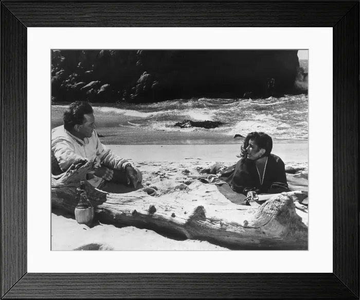 Framed Print : Liz Taylor and Richard Burton on Beach Framed Print : Liz Taylor and Richard Burton on Beach