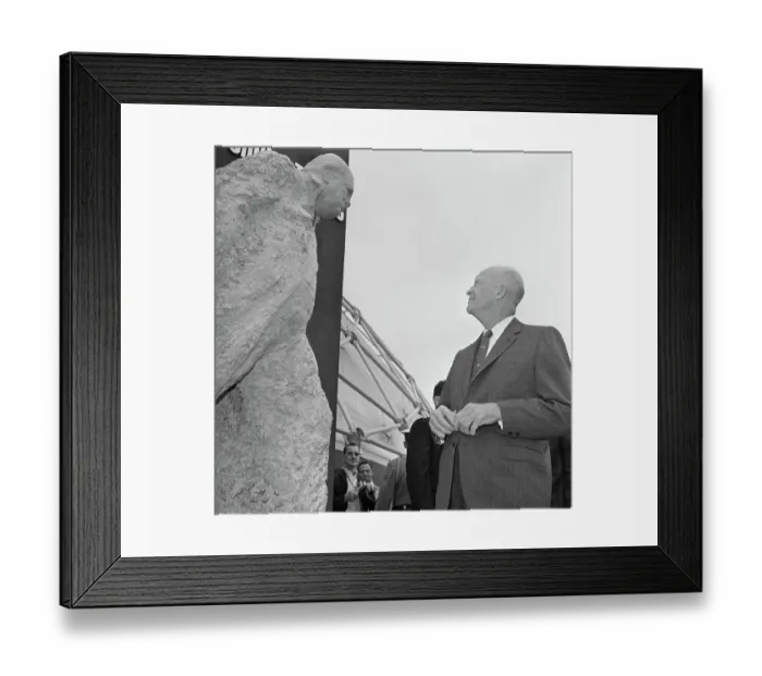 Framed Print : D.Eisenhower Looking At Churchill Statue Framed Print : D.Eisenhower Looking At Churchill Statue
