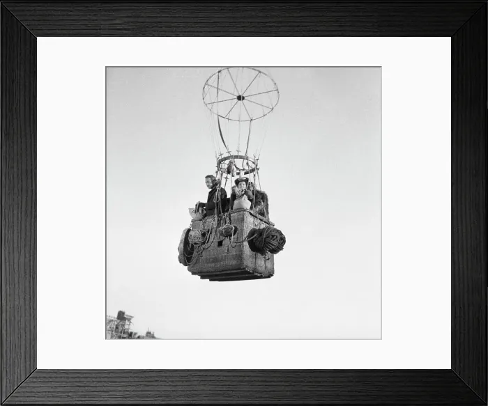 Framed Print : Portrait of Paul Newman and Sophia Loren in Balloon Framed Print : Portrait of Paul Newman and Sophia Loren in Balloon