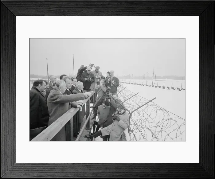Framed Print : Harold Wilson Looking Over the Berlin Wall Framed Print : Harold Wilson Looking Over the Berlin Wall