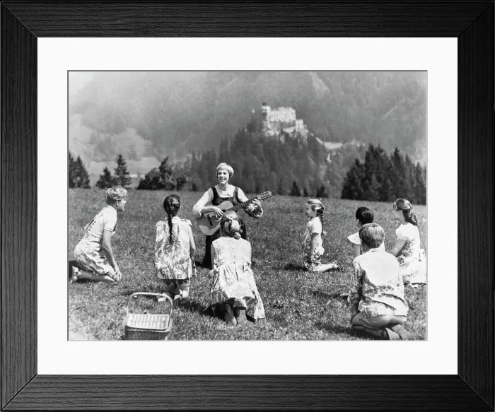 Framed Print : Julie Andrews and Cast Singing in The Sound of Music Framed Print : Julie Andrews and Cast Singing in The Sound of Music