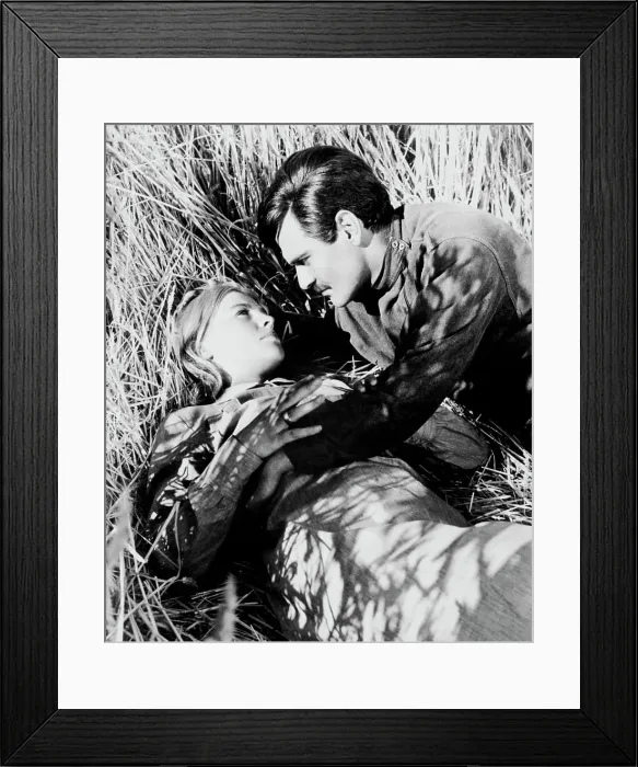 Framed Print : Julie Christie and Omar Sharif in Doctor Zhivago Framed Print : Julie Christie and Omar Sharif in Doctor Zhivago