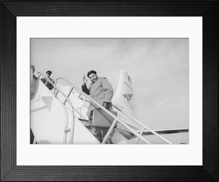 Framed Print : Che Guevara Getting onto Plane Framed Print : Che Guevara Getting onto Plane