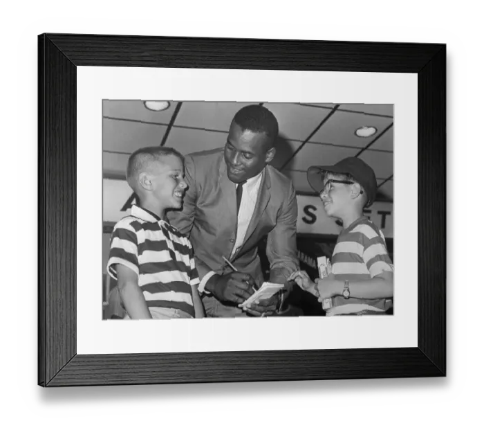 Framed Print : Roberto Clemente Signing Autographs for Young Fans Framed Print : Roberto Clemente Signing Autographs for Young Fans