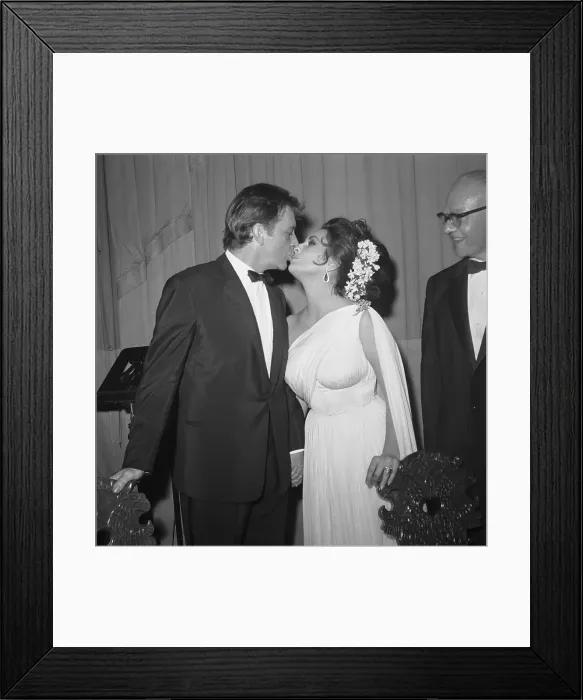 Framed Print : Richard Burton Kisses Elizabeth Taylor Framed Print : Richard Burton Kisses Elizabeth Taylor