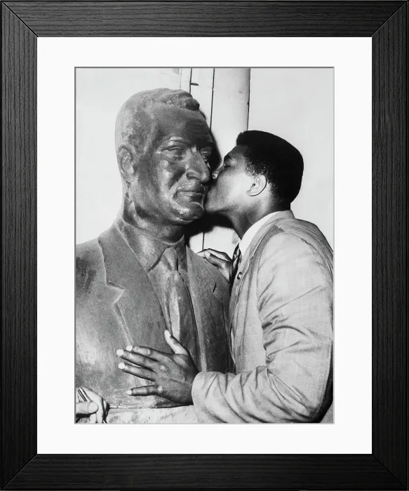 Framed Print : Muhammad Ali Kissing Abdel Nasser Statue Framed Print : Muhammad Ali Kissing Abdel Nasser Statue
