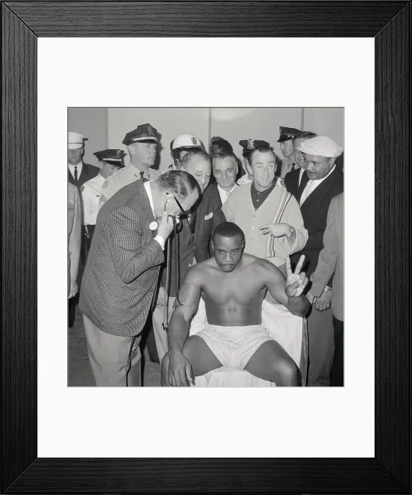 Framed Print : Sonny Liston Holding up Two Fingers Framed Print : Sonny Liston Holding up Two Fingers