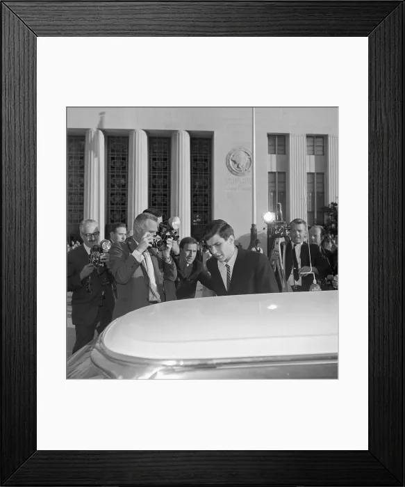 Framed Print : Frank Sinatra Photographed Leaving Court Framed Print : Frank Sinatra Photographed Leaving Court