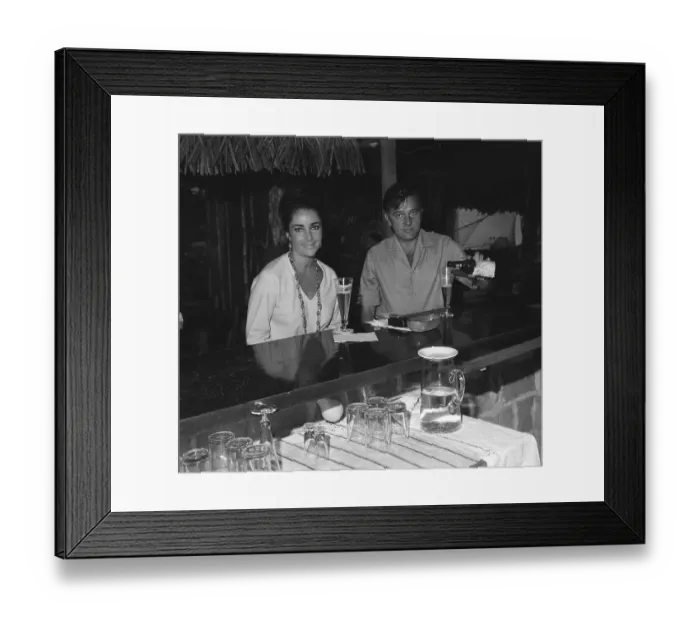 Framed Print : Elizabeth Taylor with Richard Burton Framed Print : Elizabeth Taylor with Richard Burton