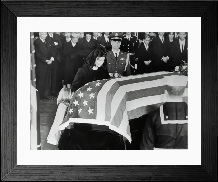 Framed Print : Jacqueline Bouvier Kennedy and Daughter Caroline at John F. Kennedy's Coffin Framed Print : Jacqueline Bouvier Kennedy and Daughter Caroline at John F. Kennedy's Coffin