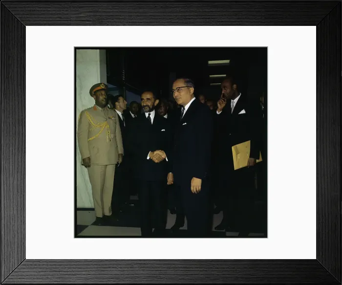 Framed Print : Haile Sellasie I and U Thant Shaking Hands Framed Print : Haile Sellasie I and U Thant Shaking Hands