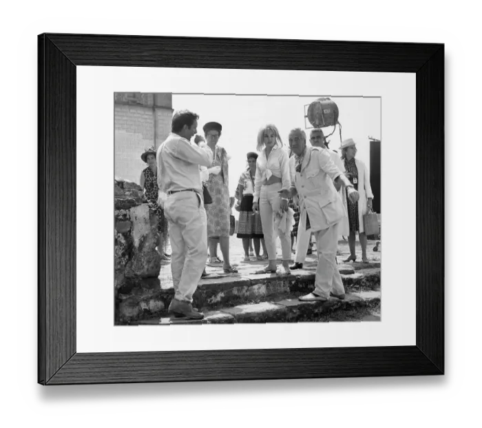 Framed Print : Richard Burton, Sue Lyon, And John Houston On Set Framed Print : Richard Burton, Sue Lyon, And John Houston On Set