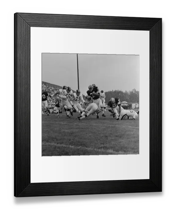 Framed Print : Jim Brown Running in Game Framed Print : Jim Brown Running in Game