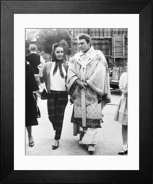 Framed Print : Elizabeth Taylor and Richard Burton Framed Print : Elizabeth Taylor and Richard Burton