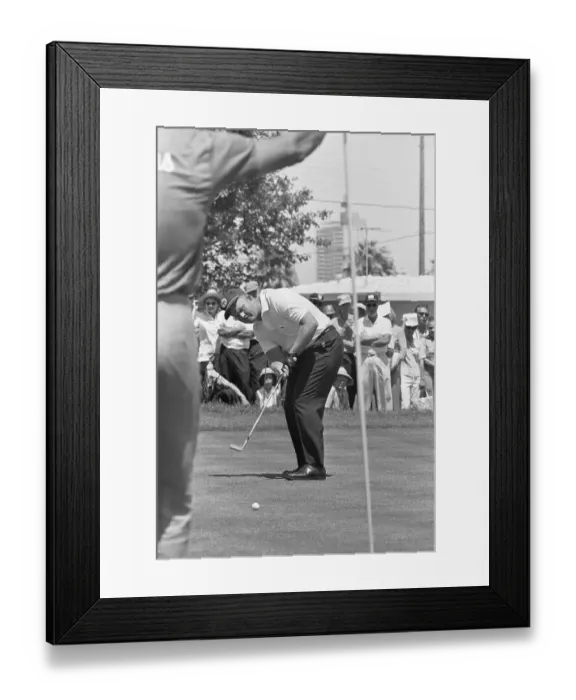 Framed Print : Jack Nicklaus Putting Framed Print : Jack Nicklaus Putting