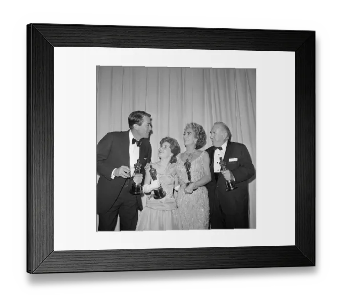 Framed Print : Oscar Winners Hold Their Statuettes Framed Print : Oscar Winners Hold Their Statuettes