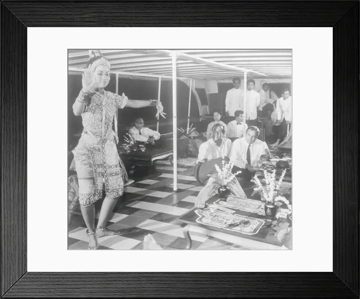 Framed Print : Marlan Brando and George Englund Framed Print : Marlan Brando and George Englund
