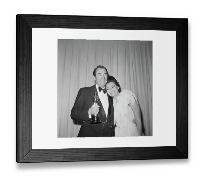 Framed Print : Gregory Peck with Sophia Loren and Oscar Framed Print : Gregory Peck with Sophia Loren and Oscar