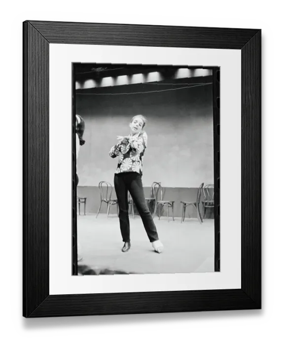 Framed Print : Liza Minnelli Rehearsing with Cast on Foot Framed Print : Liza Minnelli Rehearsing with Cast on Foot