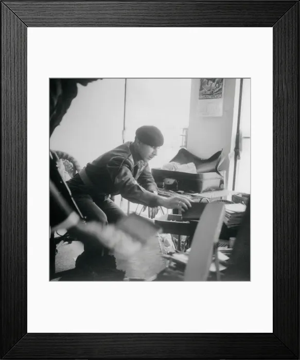 Framed Print : Iraqi soldier Coducting a Search