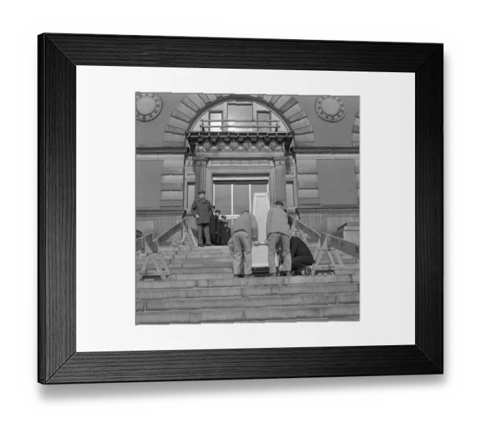 Framed Print : La Gioconda Arrives in New York Framed Print : La Gioconda Arrives in New York
