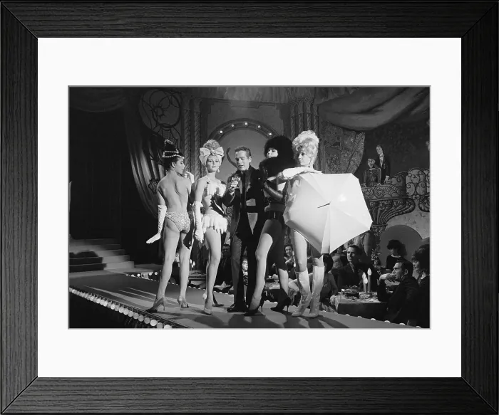 Framed Print : Portrait of Paul Newman with Showgirls Framed Print : Portrait of Paul Newman with Showgirls