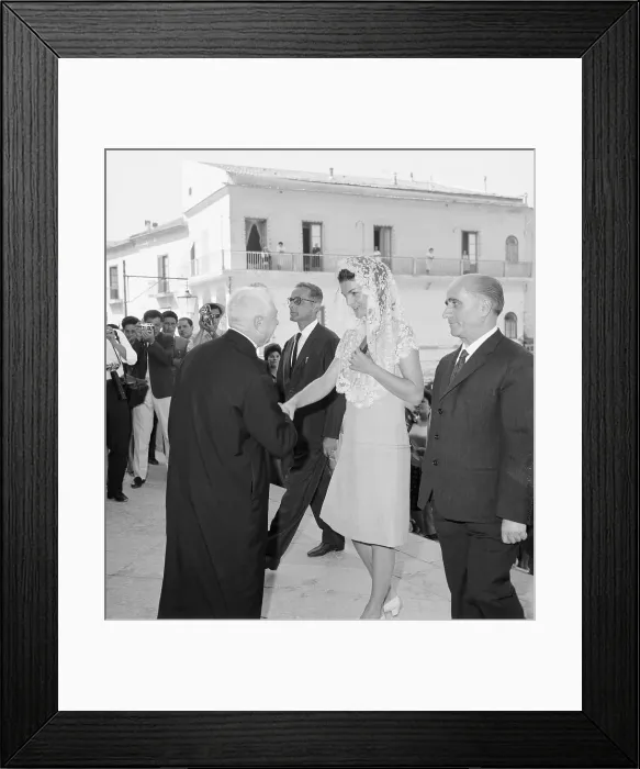 Framed Print : Jacqueline Kennedy Shaking Hands with Francesco Camera Framed Print : Jacqueline Kennedy Shaking Hands with Francesco Camera