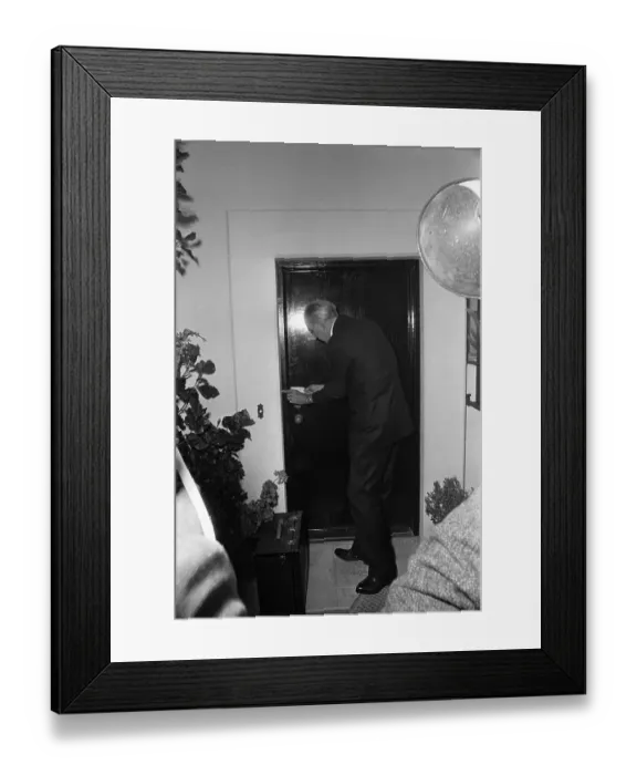 Framed Print : Police Sealing Marilyn Monroe's Room Framed Print : Police Sealing Marilyn Monroe's Room