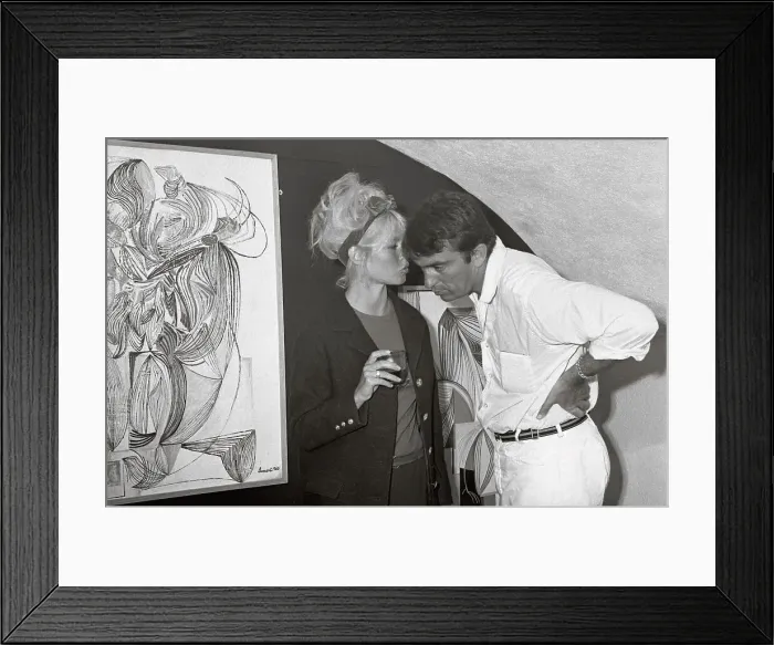 Framed Print : Brigitte Bardot Whispering to Jacques Dussart Framed Print : Brigitte Bardot Whispering to Jacques Dussart