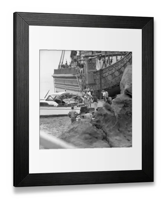 Framed Print : Elizabeth Taylor And Richard Burton Step On Boat Framed Print : Elizabeth Taylor And Richard Burton Step On Boat