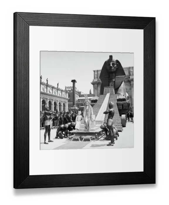 Framed Print : Elizabeth Taylor as Cleopatra Entering Rome Framed Print : Elizabeth Taylor as Cleopatra Entering Rome