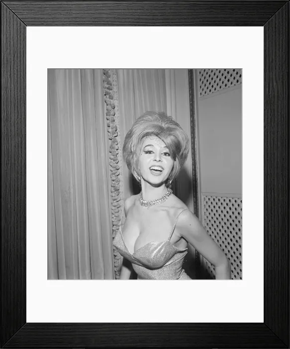 Framed Print : Singer Gloria Hudson Framed Print : Singer Gloria Hudson