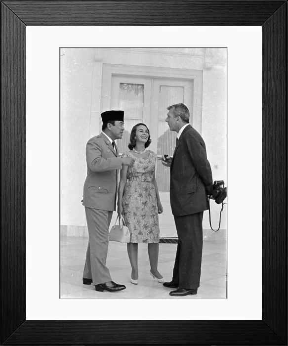 Framed Print : Jean Simmons and Husband Listen To Sukarno Framed Print : Jean Simmons and Husband Listen To Sukarno