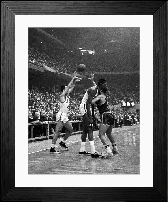 : Bob Cousy Shooting Basketball in Game : Bob Cousy Shooting Basketball in Game