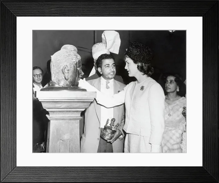Framed Print : Jackie Kennedy Visiting Museum in Pakistan Framed Print : Jackie Kennedy Visiting Museum in Pakistan