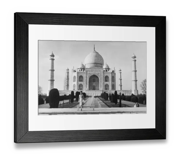 Framed Print : Jacqueline Kennedy in Front of the Taj Mahal Framed Print : Jacqueline Kennedy in Front of the Taj Mahal