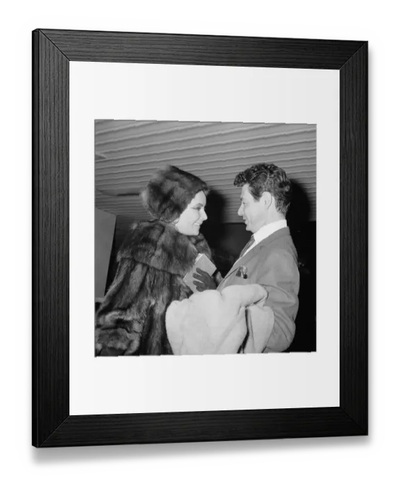 Framed Print : Elizabeth Taylor and Eddie Fisher at Airport Framed Print : Elizabeth Taylor and Eddie Fisher at Airport