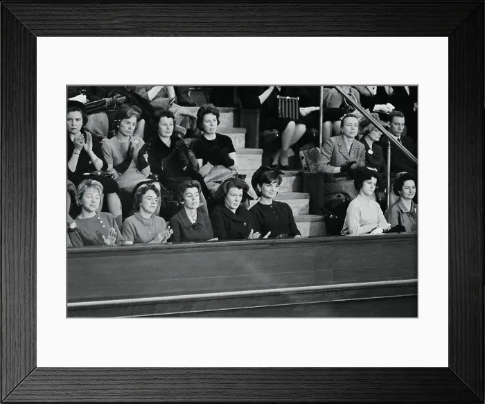 Framed Print : Jacqueline Kennedy Sitting in the Executive Gallery Framed Print : Jacqueline Kennedy Sitting in the Executive Gallery