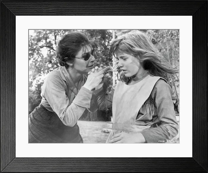 Framed Print : Anne Bancroft and Patty Duke in The Miracle Worker