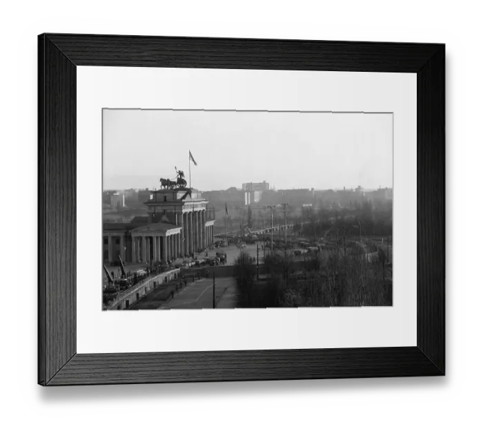 Framed Print : Berlin Wall @Brandenburg Gate Gen. View Framed Print : Berlin Wall @Brandenburg Gate Gen. View
