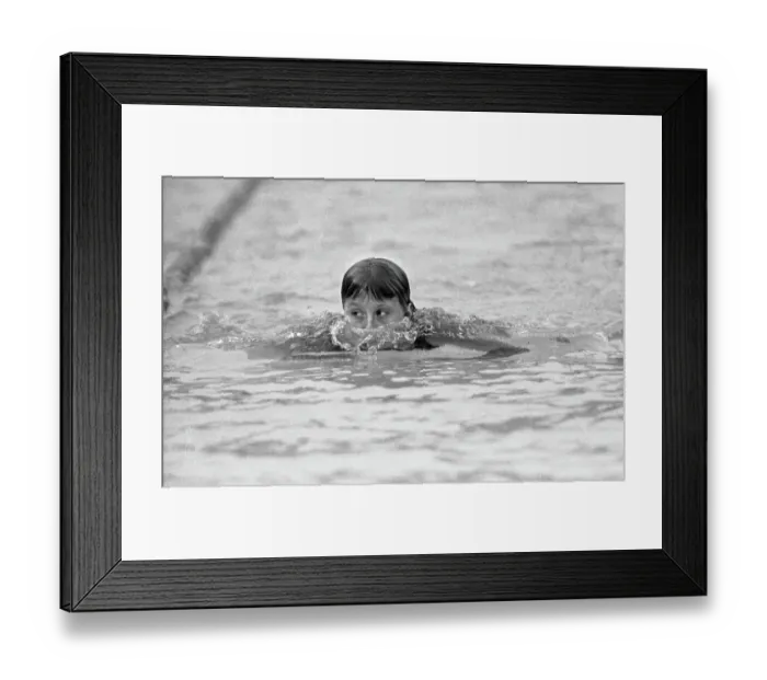 Framed Print : Swimmer Donna de Verona