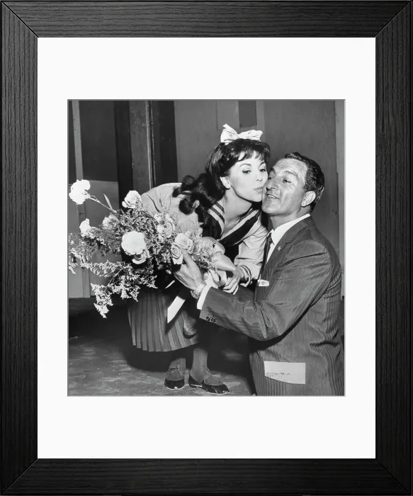 Framed Print : Marlo Thomas Kissing Father Framed Print : Marlo Thomas Kissing Father