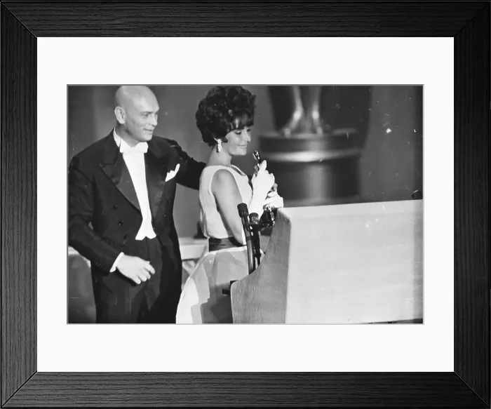Framed Print : Elizabeth Taylor Receiving Oscar Framed Print : Elizabeth Taylor Receiving Oscar