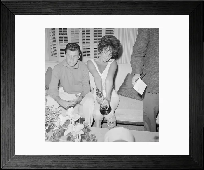 Framed Print : Elizabeth Taylor and Eddie Fisher with Reporter Framed Print : Elizabeth Taylor and Eddie Fisher with Reporter