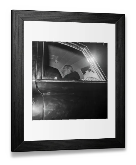 Framed Print : Marilyn Monroe and Joe DiMaggio in Car Framed Print : Marilyn Monroe and Joe DiMaggio in Car