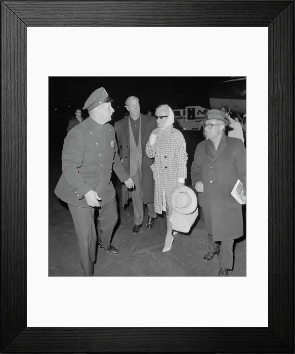 Framed Print : Marilyn Monroe and Joe DiMaggio Walking at Airport Framed Print : Marilyn Monroe and Joe DiMaggio Walking at Airport