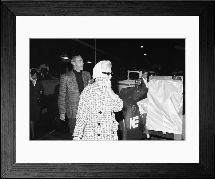 Framed Print : Marilyn Monroe and Joe DiMaggio Framed Print : Marilyn Monroe and Joe DiMaggio